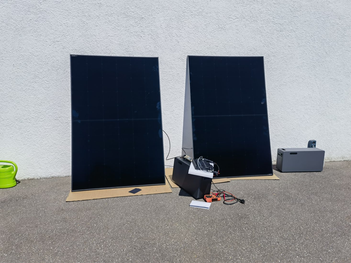 Outdoor balcony solar storage test setup with PV panels and battery pack